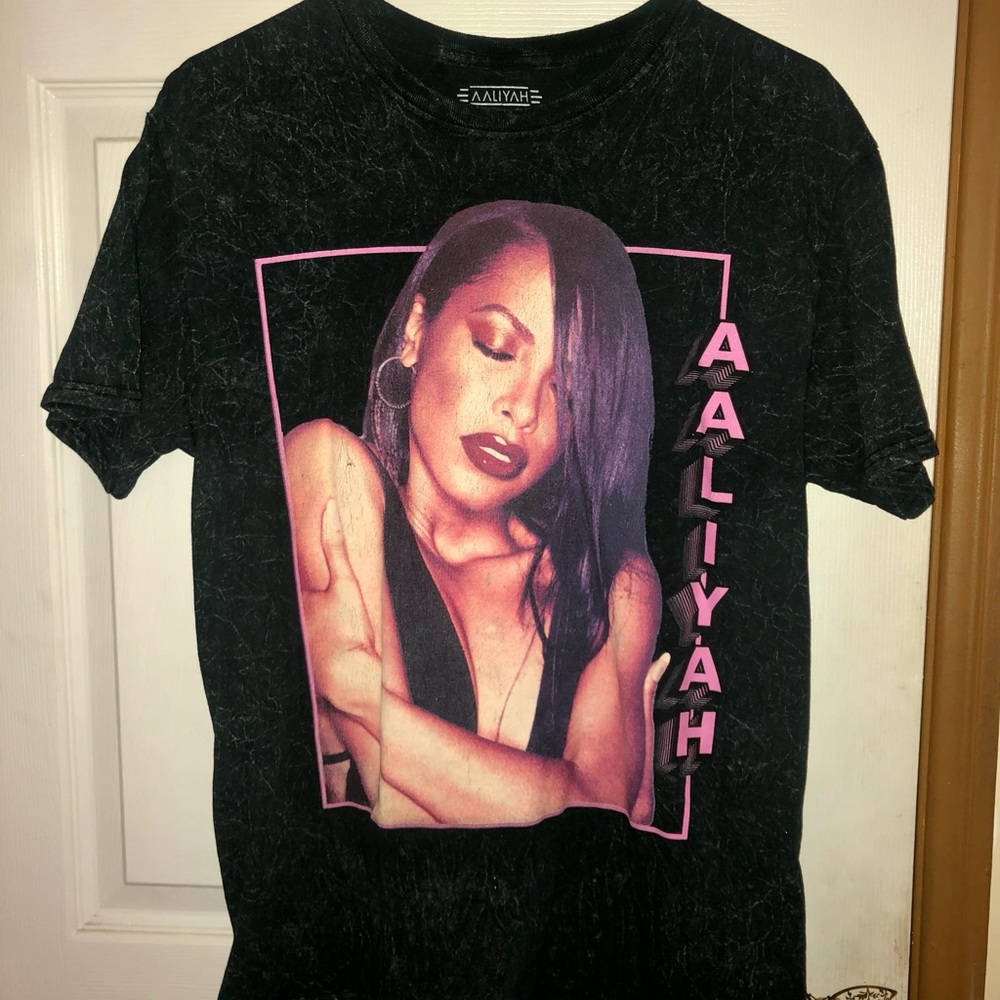 Black T-shirt (Aaliyah)